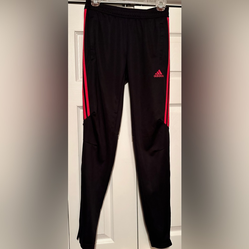 Adidas men’s medium soccer pants. No snags.